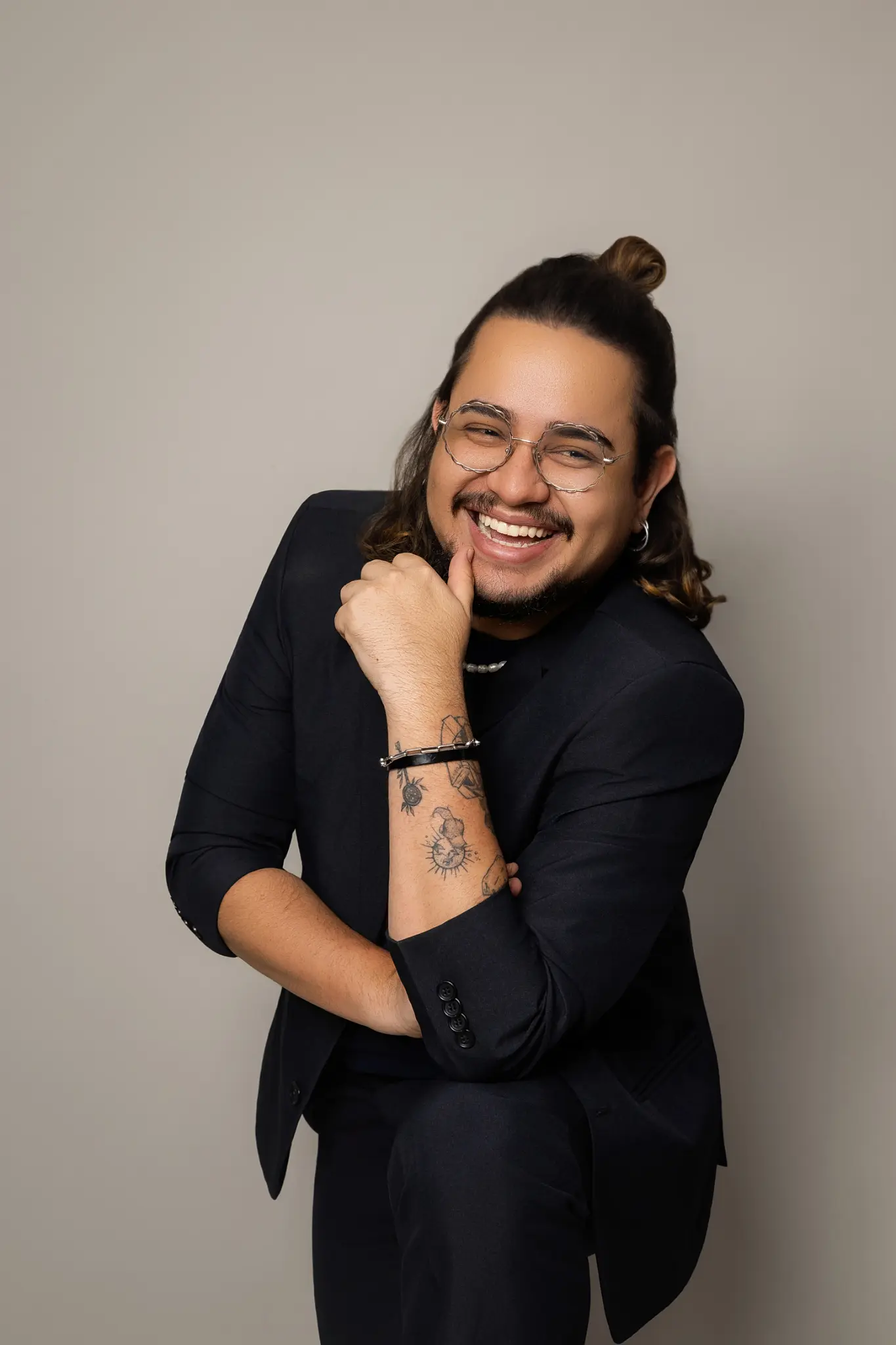 Jonathan Costa em retrato contemplativo