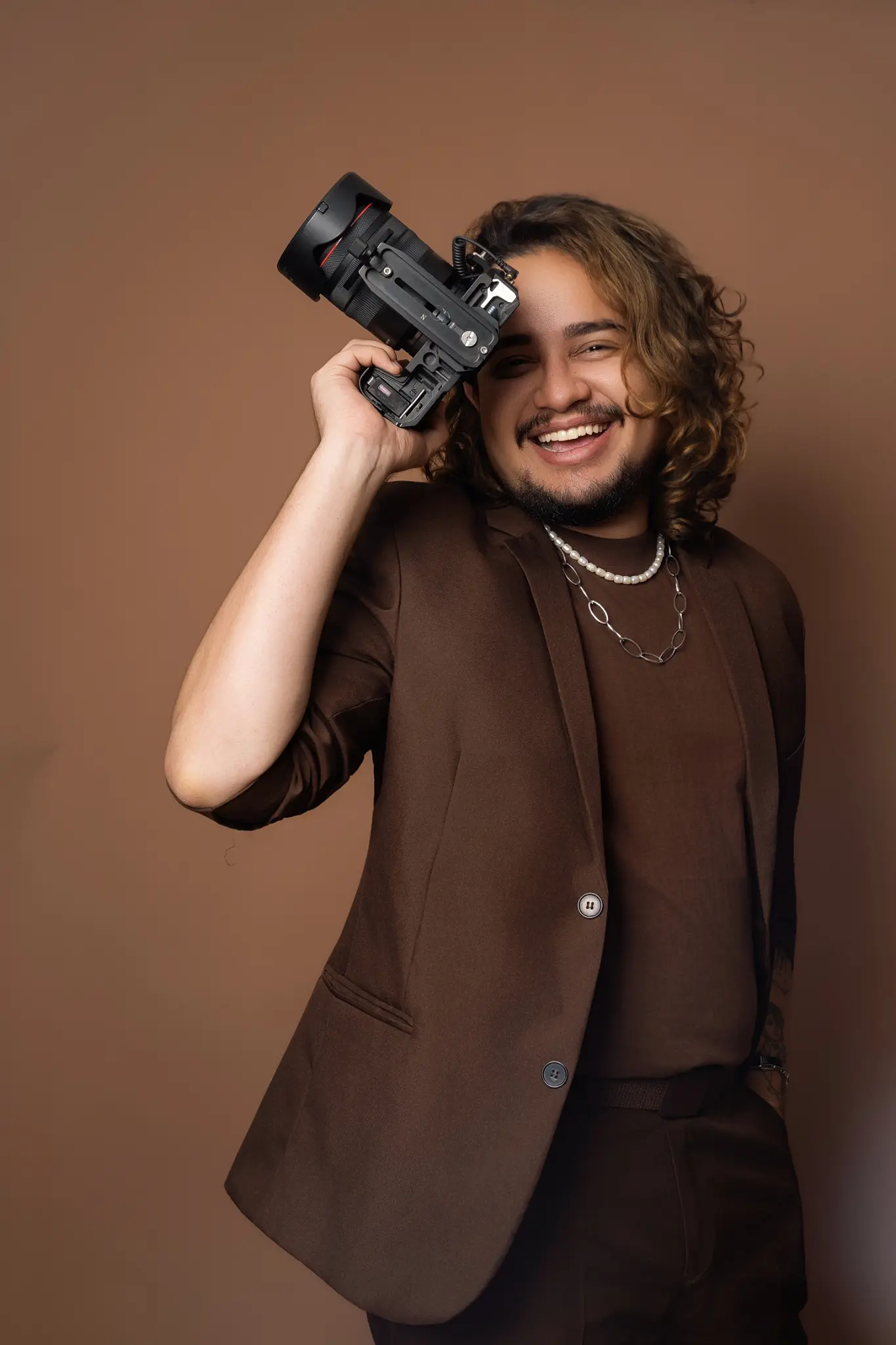 Jonathan Costa sorrindo com sua câmera